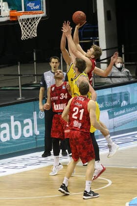 DEU, GER, 1 BBL Alba Berlin vs s Oliver Würzburg, 24 01 2021, Mercedes Benz Arena, Berlin, DEU, GER, 1 BBL Alba Berlin vs s Oliver Würzburg, , in picture Ben Lammers ALBA Berlin 50 , Jonas Weitzel s Oliver Wuerzburg 27 , Felix Hoffmann s Oliver Wuerzburg 34 , Florian Koch s Oliver Wuerzburg 21 nordphotoxGmbHx xEngler nph00076