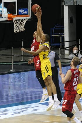 DEU, GER, 1 BBL Alba Berlin vs s Oliver Würzburg, 24 01 2021, Mercedes Benz Arena, Berlin, DEU, GER, 1 BBL Alba Berlin vs s Oliver Würzburg, , in picture Louis Olinde ALBA Berlin 19 , Tyson Ward s Oliver Wuerzburg 3 , Jonas Weitzel s Oliver Wuerzburg 27 nordphotoxGmbHx xEngler nph00076