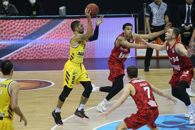 DEU, GER, 1 BBL Alba Berlin vs s Oliver Würzburg, 24 01 2021, Mercedes Benz Arena, Berlin, DEU, GER, 1 BBL Alba Berlin vs s Oliver Würzburg, , in picture Peyton Siva ALBA Berlin 3 , Tyson Ward s Oliver Wuerzburg 3 , Felix Hoffmann s Oliver Wuerzburg 34 nordphotoxGmbHx xEngler nph00076
