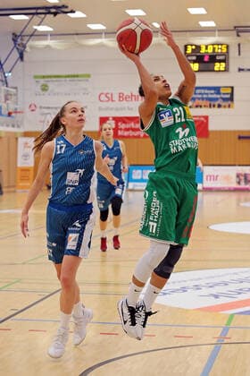 24 01 2021, xovx, Basketball Damen 1 Bundesliga, BC Pharmaserv Marburg SNP Bascats Heidelberg v l Britta Daub SNP BasCats USC Heidelberg , Rachel Arthur BC Pharmaserv Marburg Marburg Sporthalle Georg Gaßmann Stadion Hessen Deutschland DE