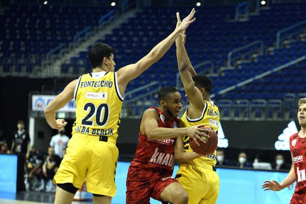 f l Simone Fontecchio Alba, Cameron Hunt Wuerzburg, BBL, Alba Berlin vs s Oliver Wuerzburg, at Mercedes Benz Arena, 24 01 21, GER, Berlin, 24 01 21, BBL, Alba vs s Oliver Wuerzburg Berlin Copyright: xUwexKoch xEibner-Pressefotox EP_ukh