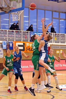 24 01 2021, xovx, Basketball Damen 1 Bundesliga, BC Pharmaserv Marburg SNP Bascats Heidelberg v l Theresa Simon BC Pharmaserv Marburg , Alica Moravcikova SNP BasCats USC Heidelberg , Johanna Klug BC Pharmaserv Marburg , Franziska Worthmann SNP BasCats USC Heidelberg , Alexandra Wilke BC Pharmaserv Marburg Marburg Sporthalle Georg Gaßmann Stadion Hessen Deutschland DE