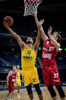 Basketball Berlin 24 01 2021 Season 2020 2021 BBL easyCredit BBL Alba Berlin vs s Oliver Würzburg Johannes Thiemann Alba Berlin, No 32 Jonas Weitzel Würzburg, No 27