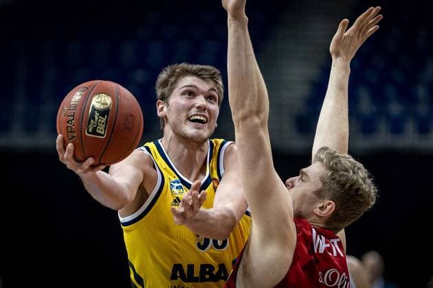 Basketball Berlin 24 01 2021 Season 2020 2021 BBL easyCredit BBL Alba Berlin vs s Oliver Würzburg Ben Lammers Alba Berlin, No 50 Jonas Weitzel Würzburg, No 27