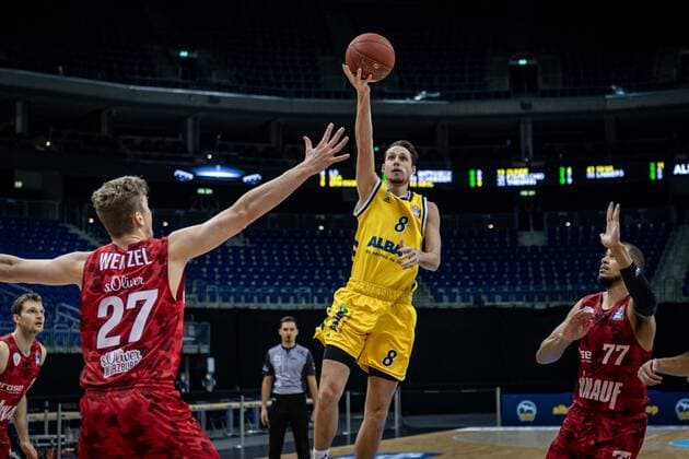 Basketball Berlin 24 01 2021 Season 2020 2021 BBL easyCredit BBL Alba Berlin vs s Oliver Würzburg Marcus Eriksson Alba Berlin, No 08 Jonas Weitzel Würzburg, No 27 Alex King Würzburg, No 77