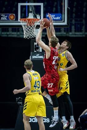 Basketball Berlin 24 01 2021 Season 2020 2021 BBL easyCredit BBL Alba Berlin vs s Oliver Würzburg Jonas Weitzel Würzburg, No 27 Ben Lammers Alba Berlin, No 50