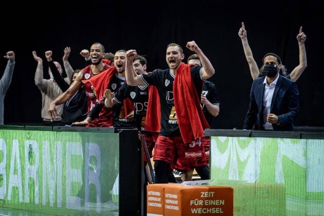 Basketball Berlin 24 01 2021 season 2020 2021 BBL easyCredit BBL Alba Berlin vs s Oliver Würzburg Jubel Würzburg Felix Hoffmann Würzburg, No 34 mi and other