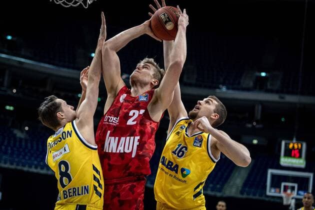 Basketball Berlin 24 01 2021 Season 2020 2021 BBL easyCredit BBL Alba Berlin vs s Oliver Würzburg Jonas Weitzel Würzburg, No 27 Kresimir Nikic Alba Berlin, No 16 Marcus Eriksson Alba Berlin, No 08