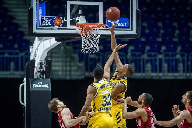Basketball Berlin 24 01 2021 Season 2020 2021 BBL easyCredit BBL Alba Berlin vs s Oliver Würzburg Louis Olinde Alba Berlin, No 19 Johannes Thiemann Alba Berlin, No 32 Cameron Hunt Würzburg, No 24 Florian Koch Würzburg, No 21