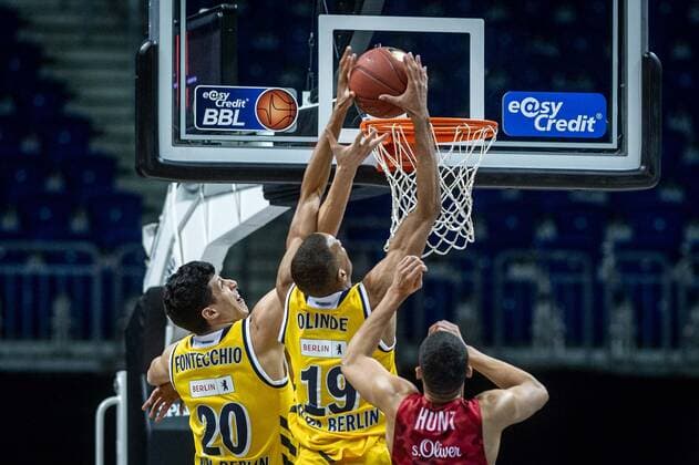 Basketball Berlin 24 01 2021 Season 2020 2021 BBL easyCredit BBL Alba Berlin vs s Oliver Würzburg Louis Olinde Alba Berlin, No 19 Simone Fontecchio Alba Berlin, No 20 Cameron Hunt Würzburg, No 24