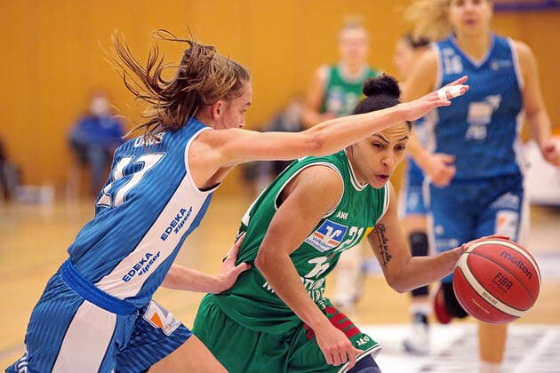 24 01 2021, xovx, Basketball Damen 1 Bundesliga, BC Pharmaserv Marburg SNP Bascats Heidelberg v l Britta Daub SNP BasCats USC Heidelberg , Rachel Arthur BC Pharmaserv Marburg Marburg Sporthalle Georg Gaßmann Stadion Hessen Deutschland DE