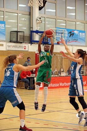 24 01 2021, xovx, Basketball Damen 1 Bundesliga, BC Pharmaserv Marburg SNP Bascats Heidelberg v l Alica Moravcikova SNP BasCats USC Heidelberg , Tonisha Baker BC Pharmaserv Marburg , Melina Karavassilis SNP BasCats USC Heidelberg Marburg Sporthalle Georg Gaßmann Stadion Hessen Germany EN