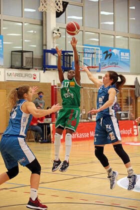 24 01 2021, xovx, Basketball Damen 1 Bundesliga, BC Pharmaserv Marburg SNP Bascats Heidelberg v l Alica Moravcikova SNP BasCats USC Heidelberg , Tonisha Baker BC Pharmaserv Marburg , Melina Karavassilis SNP BasCats USC Heidelberg Marburg Sporthalle Georg Gaßmann Stadion Hessen Germany EN