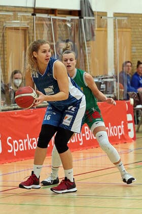 24 01 2021, xovx, Basketball Damen 1 Bundesliga, BC Pharmaserv Marburg SNP Bascats Heidelberg v l Alica Moravcikova SNP BasCats USC Heidelberg , Alexandra Wilke BC Pharmaserv Marburg Marburg Sporthalle Georg Gaßmann Stadion Hessen Deutschland DE