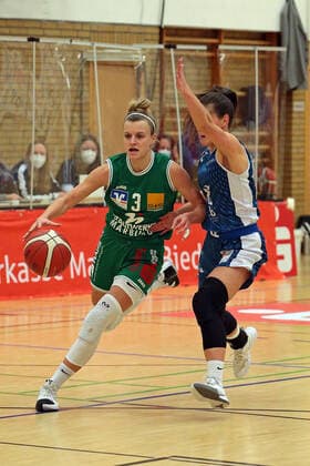 24 01 2021, xovx, Basketball Damen 1 Bundesliga, BC Pharmaserv Marburg SNP Bascats Heidelberg v l Alexandra Wilke BC Pharmaserv Marburg , Michala Palenickova SNP BasCats USC Heidelberg Marburg Sporthalle Georg Gaßmann Stadion Hessen Deutschland DE
