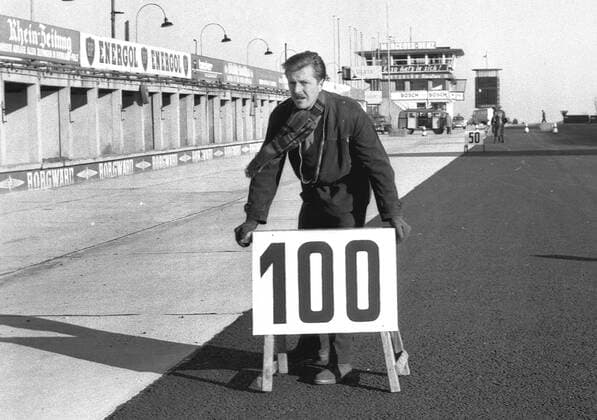 Wolfgang Graf Berghe von Trips (unser Bild von 1957) verunglueckte am 10.09.1961 in Monza toedlich. U.B.z. Graf Berghe von Trips bei einem Fahrerlehrgang auf dem Nuerburgring 30.11.1957. *** Wolfgang Graf Berghe von Trips our picture from 1957 had an accident on 10 09 1961 in Monza U B z Graf Berghe von Trips at a drivers course on the Nuerburgring 30 11 1957 HM