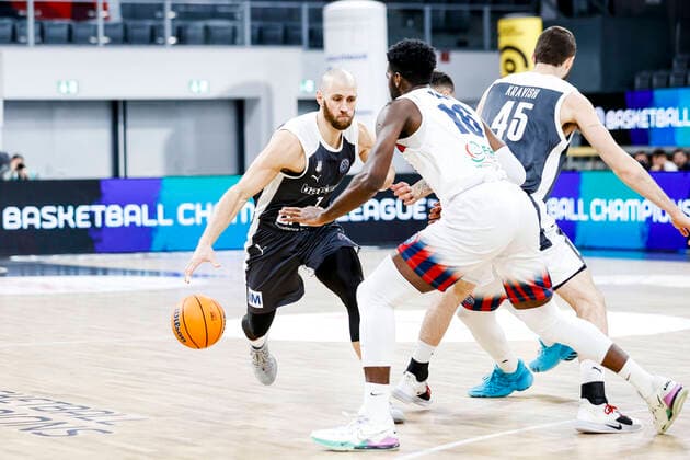 Left Alex Ruoff Brose Bamberg, 07 right Dario Hunt Fortitudi Bologna, 16 Basketball Champions League 2020 21, group stage matchday 8, Brose Bamberg Fortitudo Bologna 27 01 2021, Bamberg, Brose Arena ASV Autoren Nummer Copyright: DanielxLöb