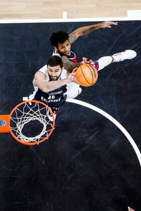 Left David Kravish Brose Bamberg, 45 Right Todd Withers Fortitudi Bologna, 33 Basketball Champions League 2020 21, group stage Matchday 8, Brose Bamberg Fortitudo Bologna 27 01 2021, Bamberg, Brose Arena ASV Autoren Nummer Copyright: DanielxLöb