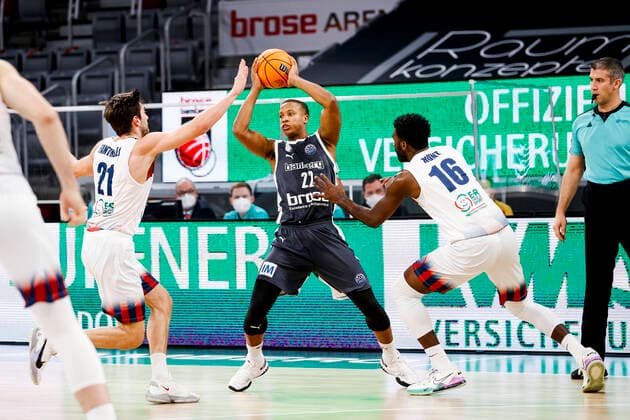 Center Devon Hall Brose Bamberg, 22 left Matteo Fantinelli Fortitudi Bologna, 21 right Dario Hunt Fortitudi Bologna, 16 Basketball Champions League 2020 21, group stage matchday 8, Brose Bamberg Fortitudo Bologna 27 01 2021, Bamberg, Brose Arena ASV Autoren Nummer Copyright: DanielxLöb