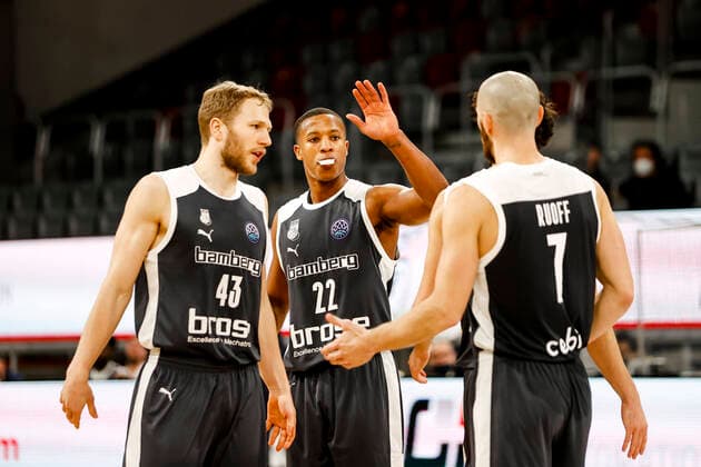 Center Devon Hall Brose Bamberg, 22 left Christian Sengfelder Brose Bamberg, 43 right Alex Ruoff Brose Bamberg, 07 Basketball Champions League 2020 21, group stage matchday 8, Brose Bamberg Fortitudo Bologna 27 01 2021, Bamberg, Brose Arena ASV Autoren Nummer Copyright: DanielxLöb