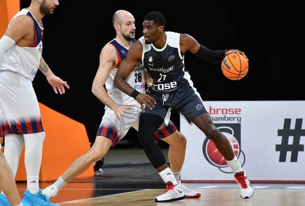 BAMBERG 27 01 2021 Basketball Season 2020 21 Basketball Champions League 6 Matchday Brose Bamberg Fortitudo Bologna Shevon Thompson 27, Brose Bamberg posts on against Marco Cusin 28, Fortitudo Bologna photo Hans Martin Issler isslerimages Brose Bamberg Fortitudo Bologna