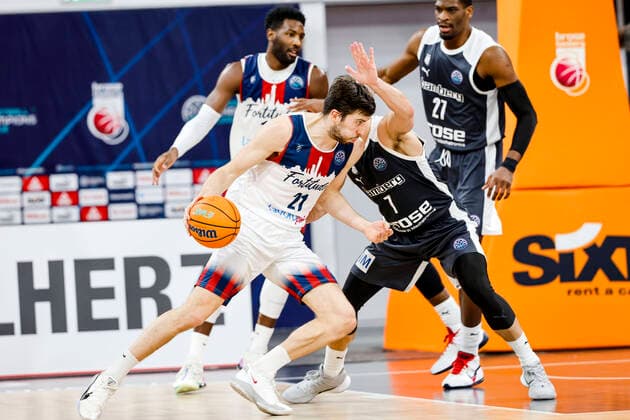 Left Matteo Fantinelli Fortitudi Bologna, 21 Right Alex Ruoff Brose Bamberg, 07 Basketball Champions League 2020 21, group stage Matchday 8, Brose Bamberg Fortitudo Bologna 27 01 2021, Bamberg, Brose Arena ASV Autoren Nummer Copyright: DanielxLöb