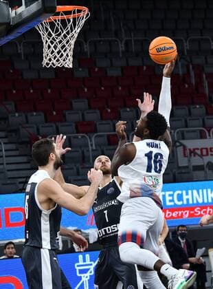 BAMBERG 27 01 2021 Basketball season 2020 21 Basketball Champions League 6 matchday Brose Bamberg Fortitudo Bologna Dario Hunt 16, Fortitudo Bologna throws against Alex Ruoff 7, Brose Bamberg and David Kravish 45, Brose Bamberg photo Hans Martin Issler isslerimages Brose Bamberg Fortitudo Bologna