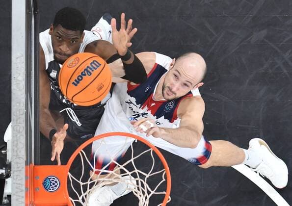 BAMBERG 27 01 2021 Basketball season 2020 21 Basketball Champions League 6 matchday Brose Bamberg Fortitudo Bologna Shevon Thompson 27, Brose Bamberg throws against Marco Cusin 28, Fortitudo Bologna photo Hans Martin Issler isslerimages Brose Bamberg Fortitudo Bologna