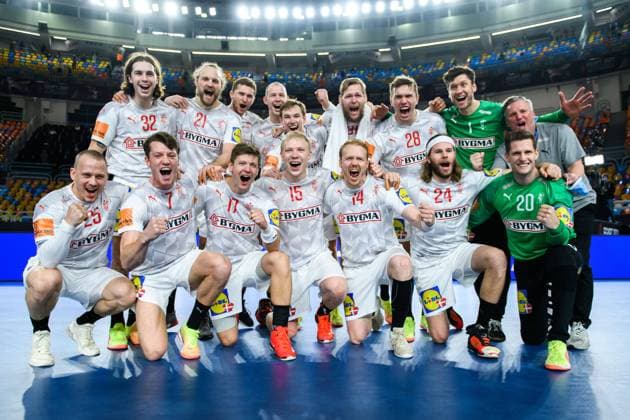 210127 Players of Denmark celebrate with a team group photo after the 2021 IHF World Handball Championship quarter final match between Denmark and Egypt on January 27, 2021 in Cairo Photo Mathias Bergeld BILDBYRAN COP 200 MB0110 handball handboll handball bbeng vm handball vm handbolls vm ihf handball world championship world handball championship 2021 world championship 2021 denmark denmark egypt egypt quarterfinal quarter final quarterfinal quarter finals jubilation,  Copyright: MATHIASxBERGELD BB210127MB100