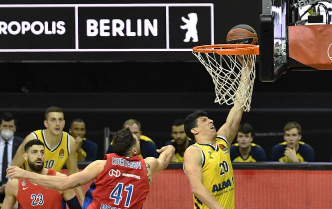Basketball, Men, 2020 2021 season, EuroLeague 22 matchday , Alba Berlin ZSKA Moscow, v l Nikita Kurbanov ZSKA Moscow , Simone Fontecchio Alba Berlin , 27 01 2021, Copyright: xSebastianxRäppoldx xMatthiasxKox