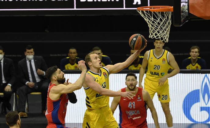 Basketball, Men, 2020 2021 season, EuroLeague 22 matchday , Alba Berlin ZSKA Moscow, v l Tornike Shengelia ZSKA Moscow , Luke Sikma Alba Berlin , Nikita Kurbanov ZSKA Moscow , 27 01 2021, Copyright: xSebastianxRäppoldx xMatthiasxKox