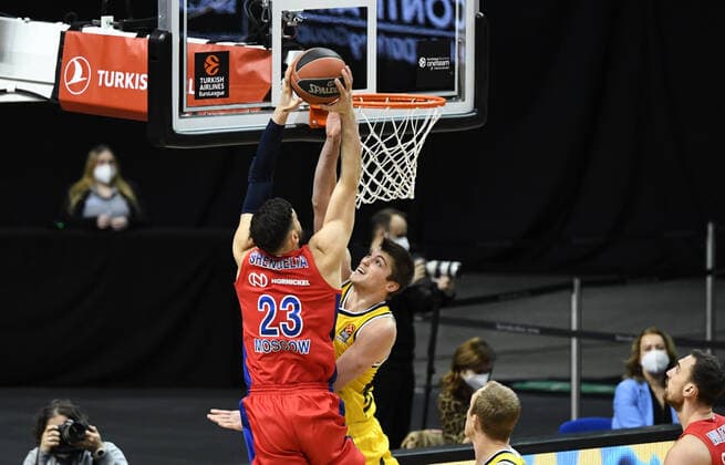 Basketball, Men, 2020 2021 season, EuroLeague 22 matchday , Alba Berlin ZSKA Moscow, v l Tornike Shengelia ZSKA Moscow , Ben Lammers Alba Berlin , 27 01 2021, Copyright: xSebastianxRäppoldx xMatthiasxKox