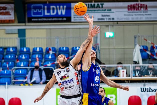 Djordje Pantelic 12 BSW Sixers , Daniel Mayr 42 EN Baskets Schwelm during the 2020 21 mens season in the Barmer Bundesliga ProB between BSW Sixers and EN Baskets Schwelm at the Ballsporthalle Sandersdorf on 27 January 2021 in Sandersdorf, Saxony Anhalt, Germany