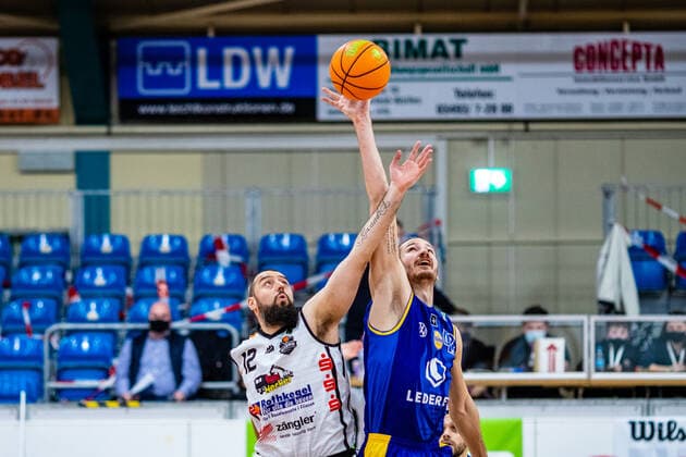 Djordje Pantelic 12 BSW Sixers , Daniel Mayr 42 EN Baskets Schwelm during the 2020 21 mens season in the Barmer Bundesliga ProB between BSW Sixers and EN Baskets Schwelm at the Ballsporthalle Sandersdorf on 27 January 2021 in Sandersdorf, Saxony Anhalt, Germany