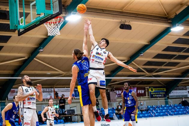 Martin Jelic 4 BSW Sixers , Daniel Mayr 42 EN Baskets Schwelm during the 2020 21 mens season in the Barmer Bundesliga ProB between BSW Sixers and EN Baskets Schwelm at the Ballsporthalle Sandersdorf on 27 January 2021 in Sandersdorf, Saxony Anhalt, Germany