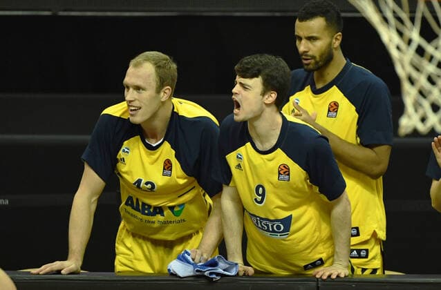 Basketball, Men, 2020 2021 season, EuroLeague 22 matchday , Alba Berlin ZSKA Moscow, v l Luke Sikma Alba Berlin , Jonas Mattisseck Alba Berlin , Johannes Thiemann Alba Berlin , 27 01 2021, Copyright: xSebastianxRäppoldx xMatthiasxKox