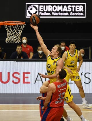 Basketball, Men, 2020 2021 season, EuroLeague 22 matchday , Alba Berlin ZSKA Moscow, v l Luke Sikma Alba Berlin , Nikola Milutinov ZSKA Moscow , 27 01 2021, Copyright: xSebastianxRäppoldx xMatthiasxKox
