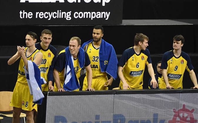 Basketball, Men, 2020 2021 season, EuroLeague 22 matchday , Alba Berlin ZSKA Moscow, f l Marcus Eriksson Alba Berlin , Tim Schneider Alba Berlin , Luke Sikma Alba Berlin Johannes Thiemann Alba Berlin , Malte Delow Alba Berlin , Jonas Mattisseck Alba Berlin , 27 01 2021, Copyright: xSebastianxRäppoldx xMatthiasxKox
