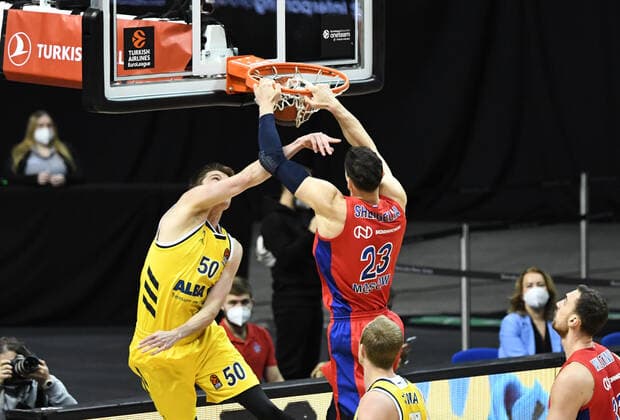 Basketball, Men, 2020 2021 season, EuroLeague 22 matchday , Alba Berlin ZSKA Moscow, v l Ben Lammers Alba Berlin , Tornike Shengelia ZSKA Moscow , 27 01 2021, Copyright: xSebastianxRäppoldx xMatthiasxKox