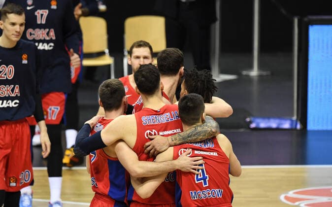 Basketball, Men, 2020 2021 season, EuroLeague 22 matchday , Alba Berlin ZSKA Moscow, Moscow cheers after end of game, 27 01 2021, Copyright: xSebastianxRäppoldx xMatthiasxKox