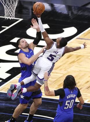 Sport Bilder des Tages January 27, 2021, Orlando, Florida, USA: The Sacramento Kings De Aaron Fox (5) looks to score in the paint against the Orlando Magic s Nikola Vucevic, left, and Cole Anthony (50) at the Amway Center in Orlando, Florida, on Wednesday, Jan. 27, 2021. The Kings won, 121-107. Orlando USA - ZUMAm67_ 0111219832st Copyright: xStephenxM.xDowellx