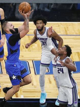 January 27, 2021, Orlando, Florida, USA: The Orlando Magic s Evan Fournier, left, puts up a shot against the Sacramento Kings Marvin Bagley III (35) and Buddy Hield (24) at the Amway Center in Orlando, Florida, on Wednesday, Jan. 27, 2021. The Kings won, 121-107. Orlando USA - ZUMAm67_ 0111219836st Copyright: xStephenxM.xDowellx