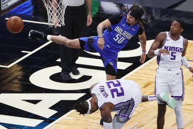 January 27, 2021, Orlando, Florida, USA: The Orlando Magic s Cole Anthony (50) leaps over the Sacramento Kings Richaun Holmes (22) as the Kings De Aaron Fox (5) looks on during the first half at the Amway Center in Orlando, Florida, on Wednesday, Jan. 27, 2021. The Kings won, 121-107. Orlando USA - ZUMAm67_ 0111219842st Copyright: xStephenxM.xDowellx