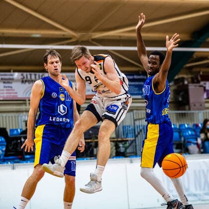 Lucien Schmikale 9 BSW Sixers , Nikita Kharetchenkov 17 EN Baskets Schwelm , Montrael Scott 31 EN Baskets Schwelm during the 2020 21 mens Barmer Bundesliga ProB season between BSW Sixers and EN Baskets Schwelm at Ballsporthalle Sandersdorf on 27 January 2021 in Sandersdorf, Saxony-Anhalt, Germany