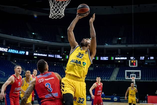 Basketball Berlin 27 01 2021 Season 2020 2021 Euroleague Regular Season Alba Berlin vs ZSKA Moscow Johannes Thiemann Alba Berlin, No 32 Joel Bolomboy Moscow, No 03