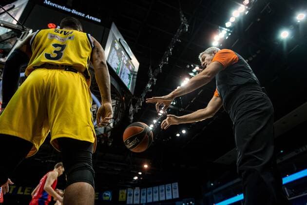 Basketball Berlin 27 01 2021 Season 2020 2021 Euroleague Regular Season Alba Berlin vs ZSKA Moscow Referee Luigi Lamonica re Peyton Siva Alba Berlin, No 03