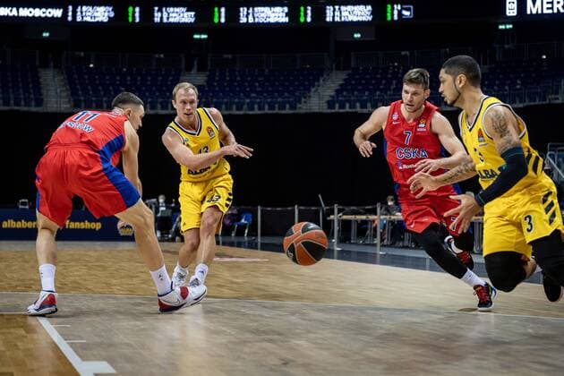 Basketball Berlin 27 01 2021 Season 2020 2021 Euroleague Regular Season Alba Berlin vs ZSKA Moscow Luke Sikma Alba Berlin, No 43 passes Peyton Siva Alba Berlin, No 03 Ivan Ukhov Moscow, No 07 Semen Antonov Moscow, No 11