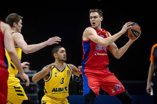 Basketball Berlin 27 01 2021 Season 2020 2021 Euroleague Regular Season Alba Berlin vs ZSKA Moscow Johannes Voigtmann Moscow, No 17 Peyton Siva Alba Berlin, No 03