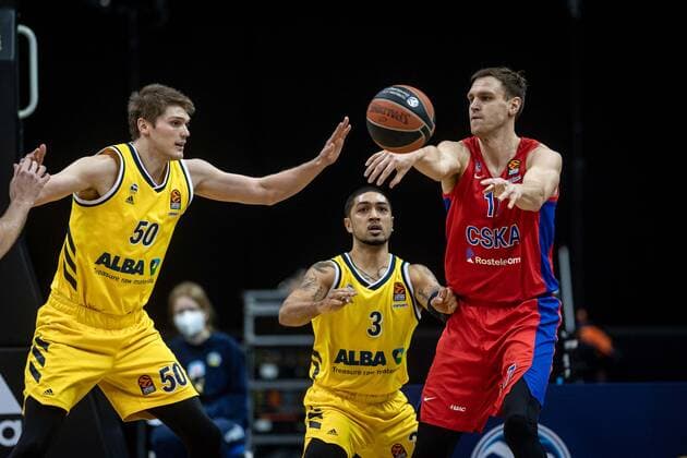 Basketball Berlin 27 01 2021 Season 2020 2021 Euroleague Regular Season Alba Berlin vs ZSKA Moscow Johannes Voigtmann Moscow, No 17 Peyton Siva Alba Berlin, No 03