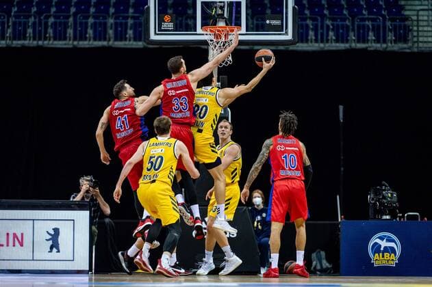 Basketball Berlin 27 01 2021 Season 2020 2021 Euroleague Regular Season Alba Berlin vs ZSKA Moscow Simone Fontecchio Alba Berlin, No 20 Nikola Milutinov Moscow, No 33 Nikita Kurbanov Moscow, No 41 Daniel Hackett Moscow, No 10 Ben Lammers Alba Berlin, No 50 Luke Sikma Alba Berlin, No 43